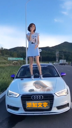 美女站车上飙歌