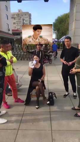 美女举牌吆喝