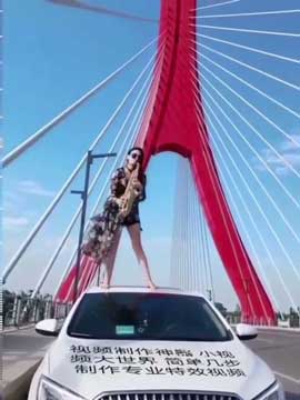 美女吹唢呐