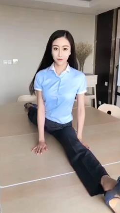 美女办公桌劈叉