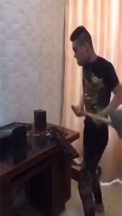 恶搞惊吓砸电脑