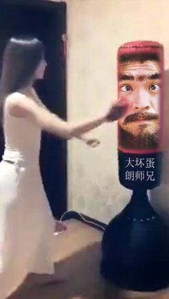 美女打沙袋