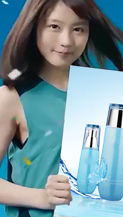 清纯女孩举牌展示