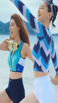 沙滩美女冲浪
