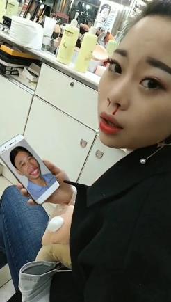 美女流鼻血